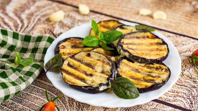 O sal ajuda a retirar parte da água do vegetal e pode suavizar o sabor amargo. (créditos: Shutterstock)
