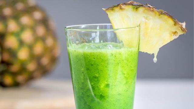 O suco de abacaxi com couve e limão é muito refrescante. (Créditos: Shutterstock)