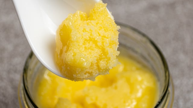 A manteiga ghee pode ser encontrada facilmente nos supermercados (Créditos: Shutterstock)