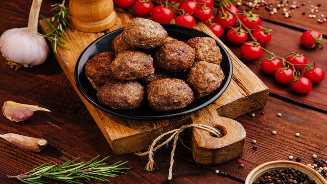 Esse foi o melhor truque que eu aprendi para acertar na textura das almôndegas: agora parecem um prato de restaurante