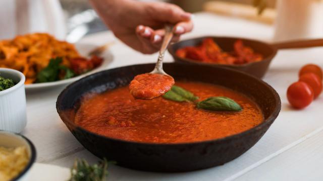 Este é o segredo de chef que deixa o molho de tomate muuuuuito mais gostoso!