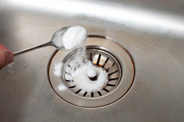 Como desentupir pia: truque com sal vai acabar com esse transtorno na cozinha. Corre aqui!