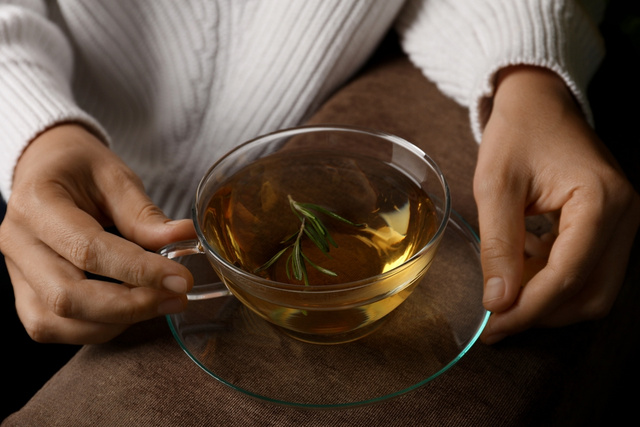 Chá de alecrim é aliado no inverno; aprenda a prepará-lo. (Crédito: Shutterstock)