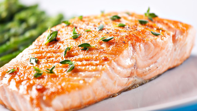 Disse adeus à frigideira e retomei os costumes antigos quando descobri que o peixe fica muito mais gostoso e muito mais saudável se feito assim