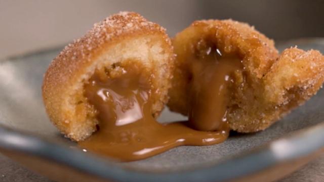 O clima mudou então é hora de fazer um bolinho de chuva: essa versão recheada que aprendi na internet virou minha favorita
