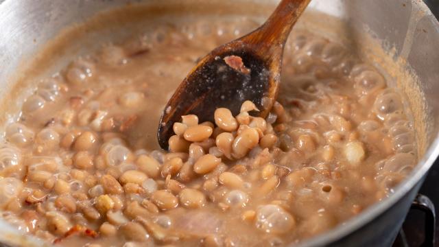 Esses são os alimentos que não podem ser cozidos junto com feijão e você não faz ideia