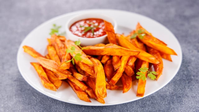A melhor batata-doce rústica que você vai provar é feita no forno, usando apenas 3 ingredientes, fica melhor que de restaurante!