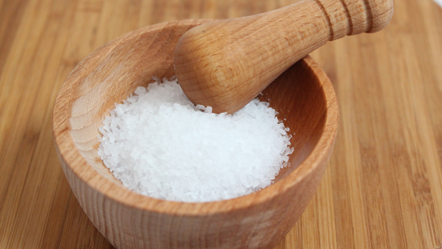 Mantenha as bebidas e alimentos gelados por mais tempo. (Créditos: Canva)