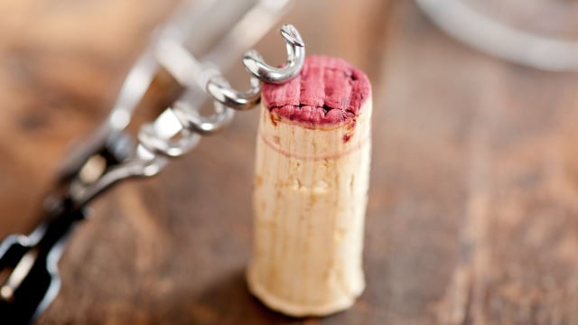 Antes de jogar a rolha de vinho fora, veja a dica do TudoGostoso para acabar com o mau cheiro na geladeira