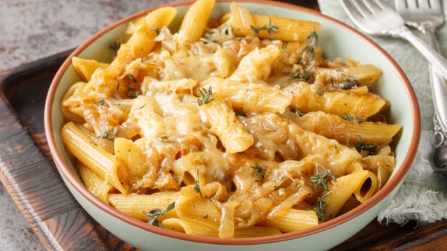 O macarrão de uma panela só inspirado na sopa de cebola francesa que virou tradição no meu almoço de domingo: massa cremosa e receita fácil, é irresistível!