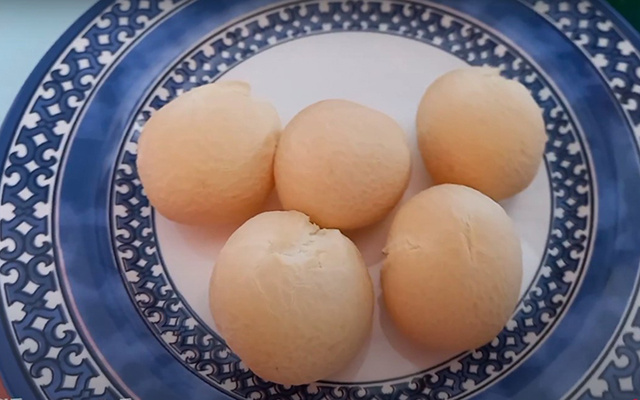 Nada de forno, só 2 ingredientes e pronto em minutos: pão de queijo de requeijão é a receita da felicidade aqui em casa