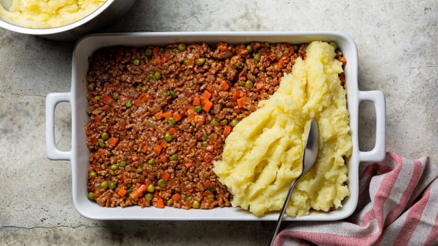 Dá para incluir vegetais na carne, variar os temperos e adicionar mais queijo à receita (Créditos: Shutterstock)