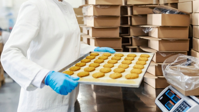 Tradicional fábrica de biscoitos com mais de 6 décadas toma decisão drástica que afeta quase 500 funcionários