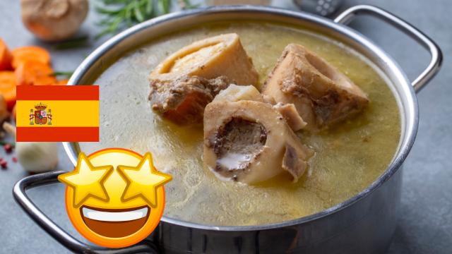 "Proteína sem calorias": aprendi a tradicional receita de caldo de ossos com a avó espanhola da minha amiga; é simplesmente um jantar perfeito!