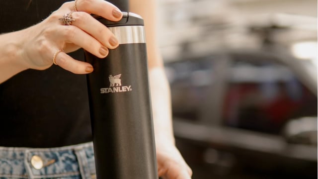 A Stanley que cabe na bolsa: garrafa térmica AeroLight está com 40% de desconto na Amazon