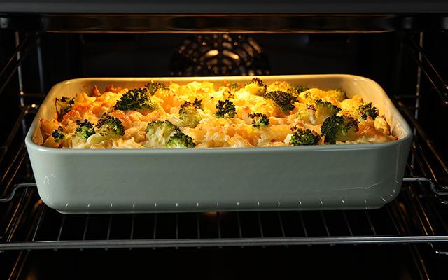 Macarrão de forno com muito queijo: receita prática e cremosa para esse domingão