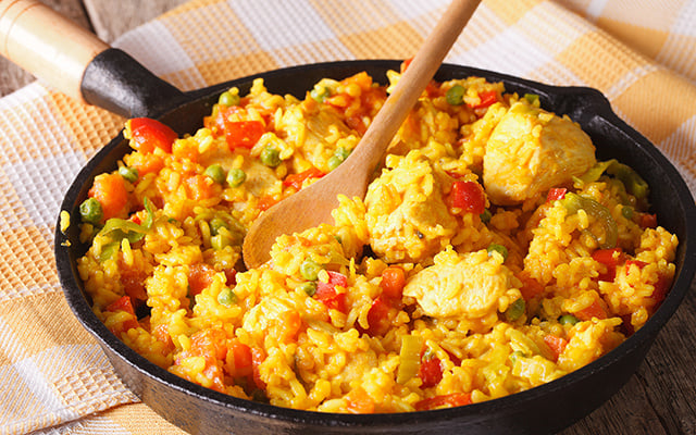 Receita de uma panela só: frango suculento com arroz amarelinho e legumes, prato fácil de sabor intenso