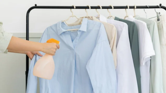 Uma mistura simples com bicarbonato, vinagre e álcool ajuda a eliminar o cheiro de mofo de cobertas e casacos guardados. (créditos: Shutterstock)