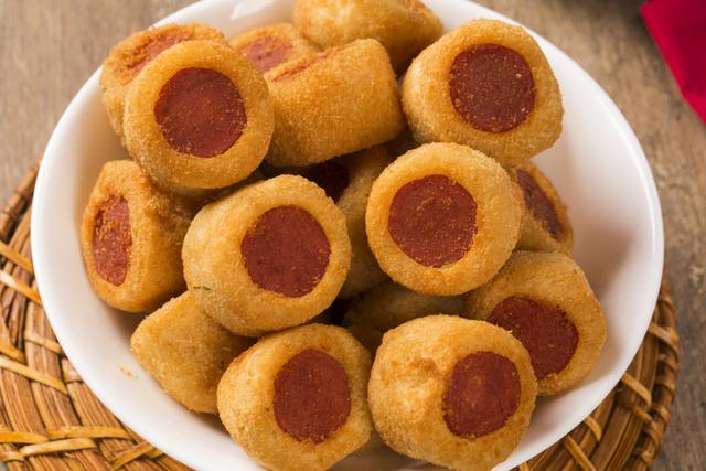Salgadinhos de salsicha na airfryer: receita fácil de fazer e perfeita para o lanche