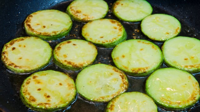 O segredo para a abobrinha não ficar aguada na frigideira está em um passo que muita gente ignora