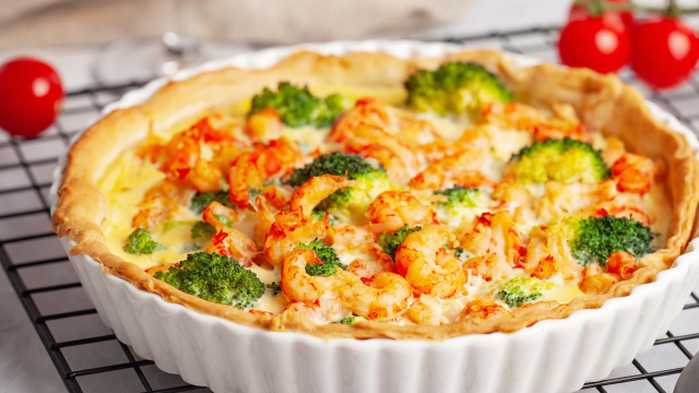 Quiche de camarão cremosa com requeijão: sempre acaba em minutos quando sirvo no almoço ou jantar