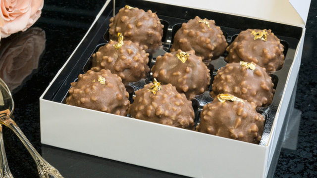Chocolates caseiros estilo Ferrero Rocher: a receita fácil e econômica de preparar para o Natal