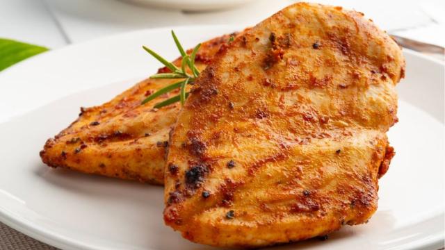 O peito de frango fica tão bonito que nem parece que não foi feito na frigideira (Créditos: Shutterstock)