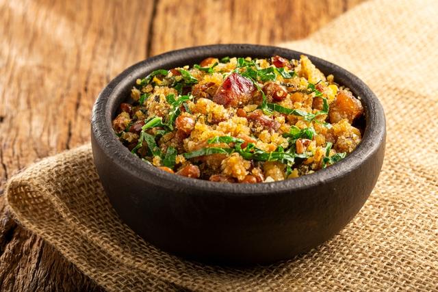 Farofa de bacon com farinha de milho. (créditos: Shutterstock)