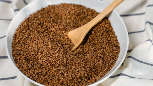 Os grãos de trigo-sarraceno torrados são usados para preparar uma infusão cheia de benefícios (Créditos: Pexels)