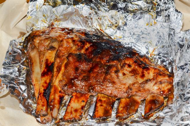 Costela na airfryer suculenta e coradinha: segredo está em detalhe no uso do papel-alumínio