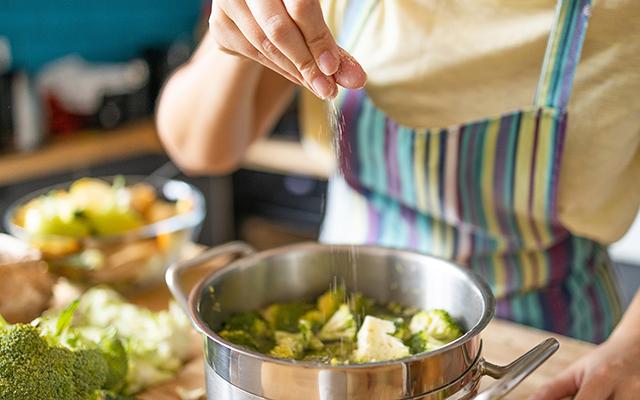 Sal na hora errada? Veja como temperar corretamente seus alimentos de acordo com o prato