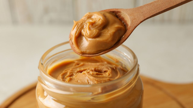 Por que as pessoas estão comendo uma colher de manteiga de amendoim antes de dormir?