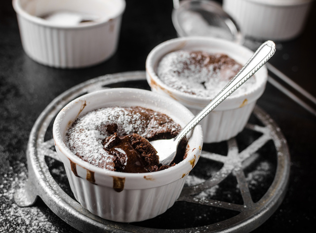 Cremoso, quentinho e com só 3 ingredientes: esse bolo de caneca é a sobremesa que vai aquecer o seu inverno
