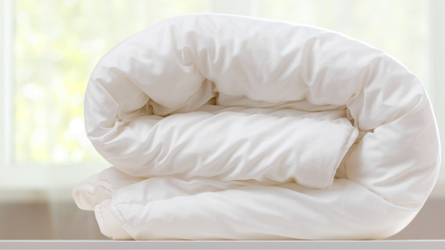 Tirei o edredom do armário e ele estava com cheiro estranho: veja o que resolveu