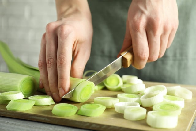O alho-poró é uma das verduras mais difíceis de higienizar, mas o TudoGostoso te ensina o passo a passo para não errar!
