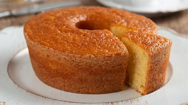 Esse bolo de milho é ideal para quem quer uma sobremesa rápida para fazer no Dia das Mães (Créditos: TudoGostoso)