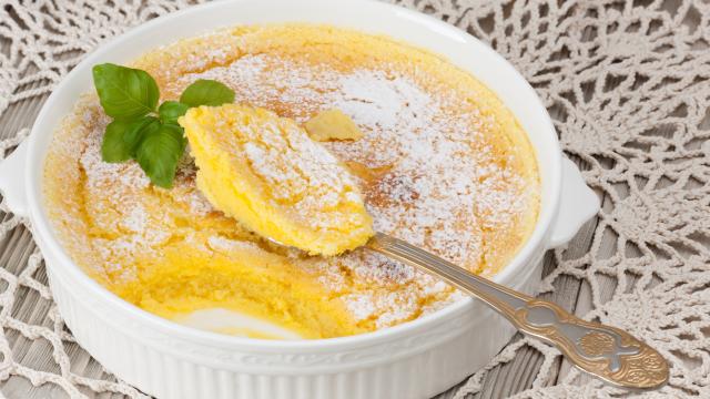 Meio bolo, meio pudim: a sobremesa de limão que todos os meus amigos chamam de "perigosamente deliciosa" (tem gosto de sol!)