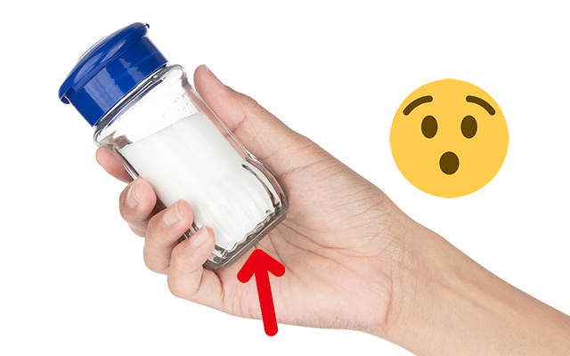 Com quantos anos você descobriu essa utilidade no fundo do saleiro? Função muito prática e simples, mas a maioria das pessoas ignora