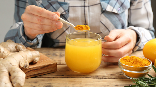 Adeus chá de saquinho: agora só bebo leite dourado vegano à noite, é relaxante e fácil de fazer