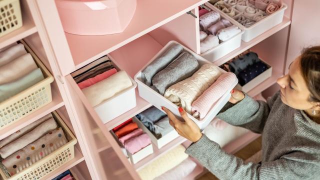 Adeus armário bagunçado: essa técnica japonesa para dobrar roupas vai otimizar espaço e manter a organização por mais tempo