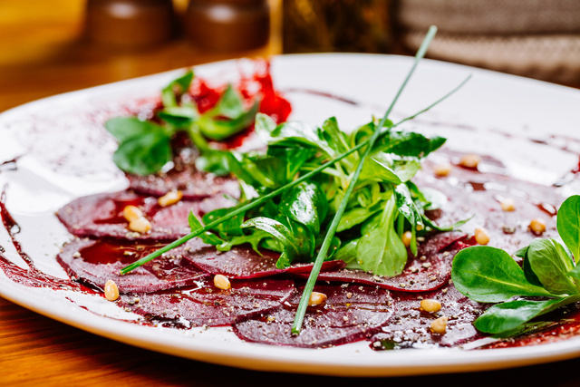 Pra quem ama beterraba: segredo da receita de carpaccio do vegetal está no molho perfeito