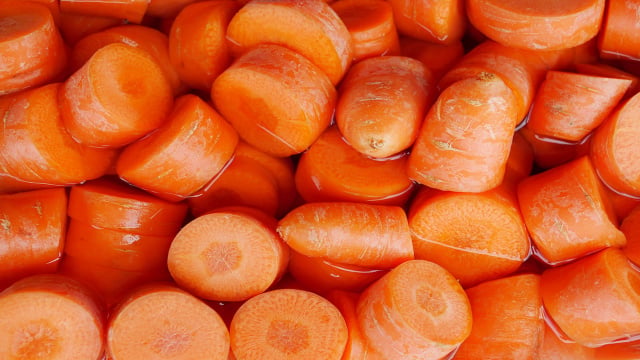 Legumes frescos organizados em potes com água dentro do refrigerador doméstico. (Foto: Shutterstock)