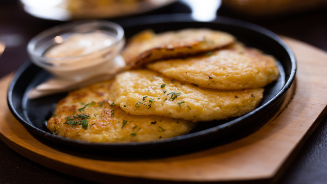 Eu as preparo em 10 minutos para toda a família: panquecas de batata assadas no forno são crocantes e muito mais leves que as fritas