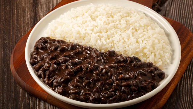 Quase ninguém sabe, mas o arroz com feijão foi eleito um dos pratos mais saudáveis do mundo por esse motivo
