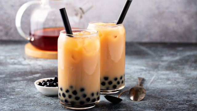 As pérolas de tapioca são o ingrediente que dá ao bubble tea sua textura característica e deixam a bebida ainda mais divertida. (créditos: Shutterstock)