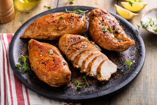 Peitos de frango ao limão: o segredo para deixar o frango suculento e cheio de sabor você só descobre no TudoGostoso