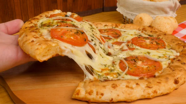 Parece de pizzaria, mas faço em casa: pizza com borda de pão de queijo muito recheada e fácil