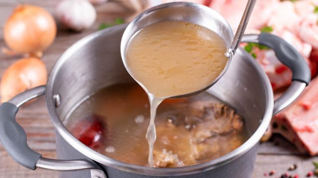 Por que as pessoas estão consumindo caldo de ossos no café da manhã? Esse é o verdadeiro elixir dourado que você precisa conhecer