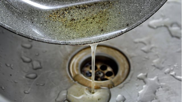 Gordura no ralo, não! O jeito certo de descartar o óleo da fritura sem entupir a pia