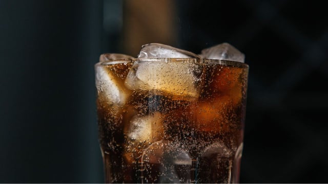O consumo exagerado de bebidas açucaradas, como sucos e refrigerantes, pode favorecer a ocorrência de pedras nos rins (Créditos: Ron Lach/Pexels)